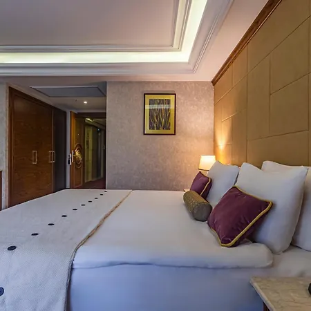 Отель Eurostar Old & 4*